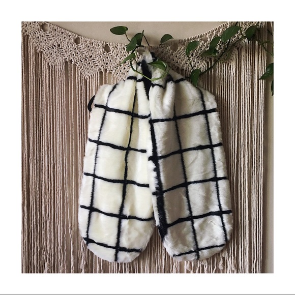 NWOT Asos White Black Stripe Faux Fur Scarf - Picture 2 of 7